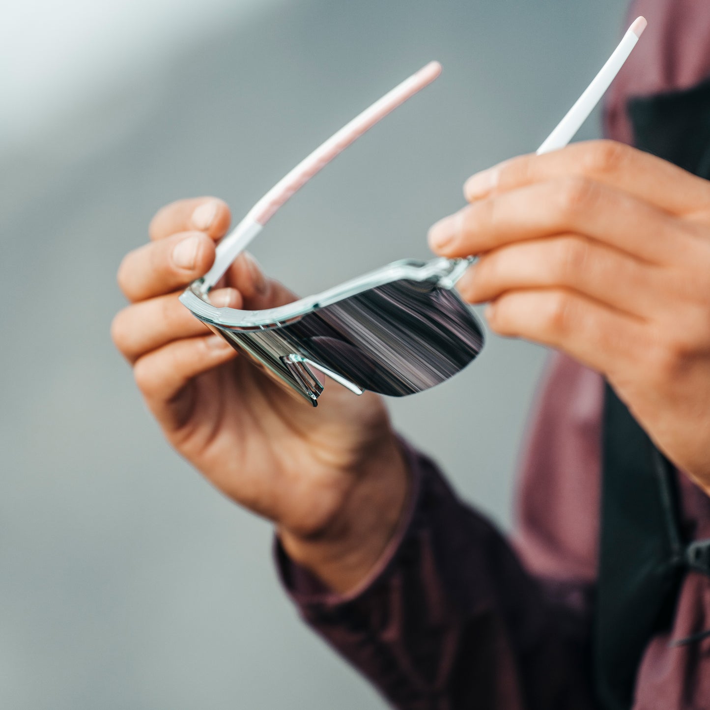 Julbo FREQUENCY Sunglasses J5671116 in Light Green - Pink with a SPECTRON 3 Smoke lens